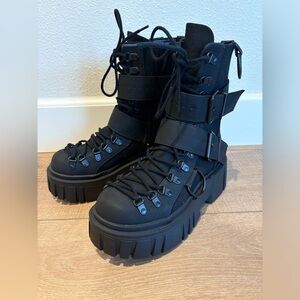 NWOT – DOLLS KILL LOW TRAITOR BOOTS – BLACK SIZE 8